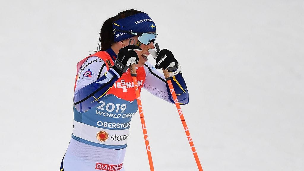 Charlotte Kalla markkoinoi aprillipilassaan kondomia ja liukuvoidetta.