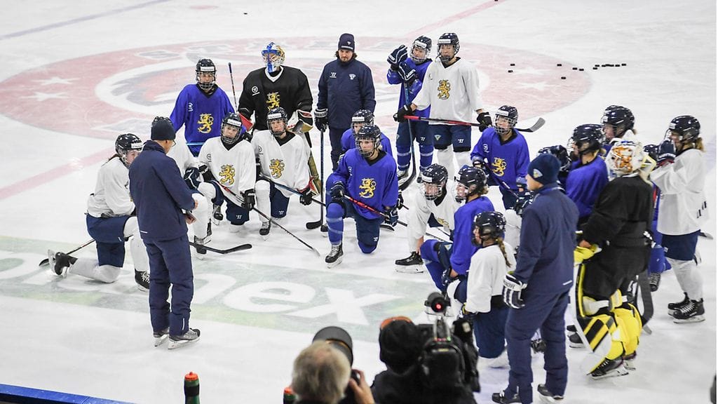 Suomen naisten jääkiekkomaajoukkue kohtaa kevään MM-kisojen avauspelissä Kanadan.