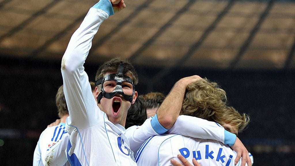 Jan Klaas Huntelaar ja Schalke-pelaajat juhlimassa Teemu Pukin osumaa.