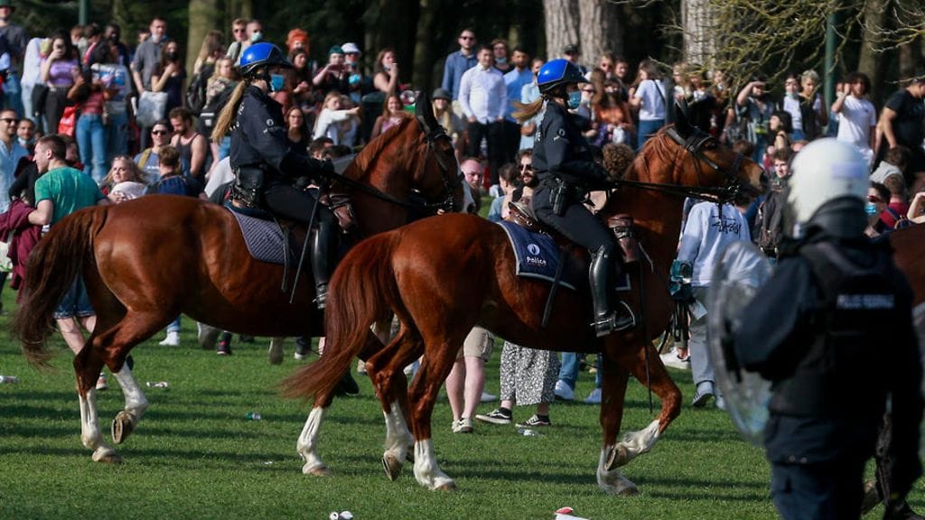 Bois de la Cambren puistoon oli kokoontunut noin 2 000 ihmistä.