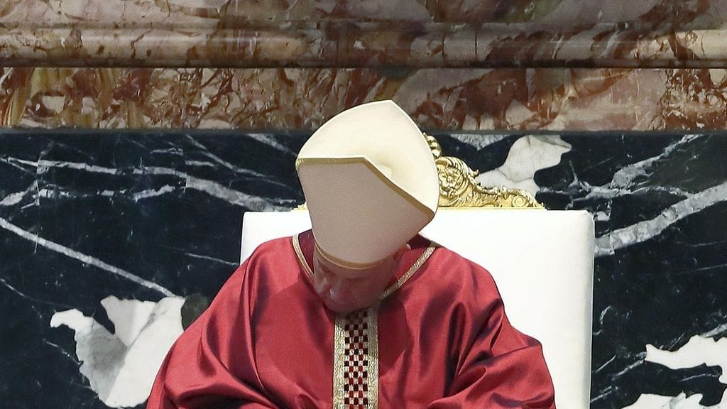 Paavi rukoili pitkänperjantain messussa. Kuva: AOP