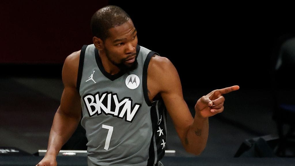 Kevin Durant sai 50 000 dollarin (noin 42500 euroa) sakot sanaharkastaan Michael Rapaportin kanssa.