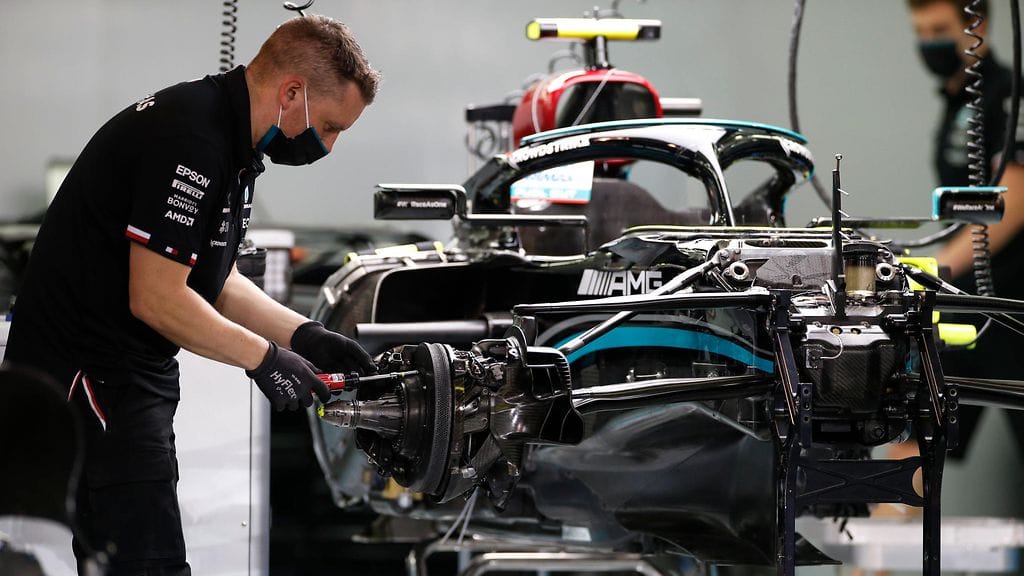 Mercedes voi uuden teknologian ansiosta lennättää kisapaikalle entistä vähemmän väkeä, mutta saada silti yksityiskohtaisia ohjeita esimerkiksi mekaanikoille.