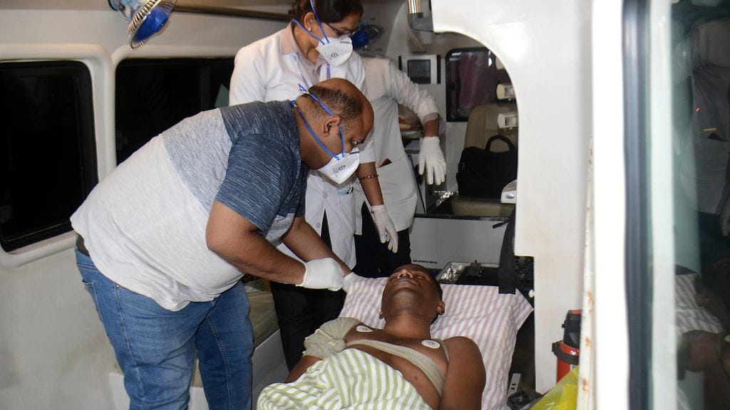 Ainakin 22 Intian turvallisuusviranomaista kuoli tulitaistelussa maolaississien kanssa. Lääkäri hoitamassa loukkaantunutta turvallisuusviranomaista. Kuva: AOP