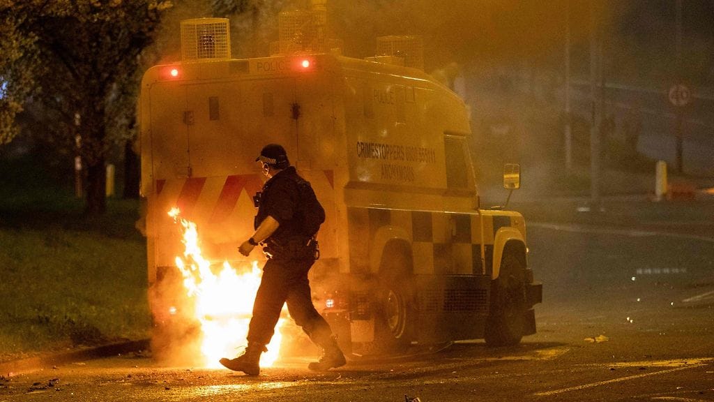 Poliisin paikallisjohdon mukaan mellakoimassa oli viime yönä kolmisenkymmentä miestä. Kuvassa poliisi.