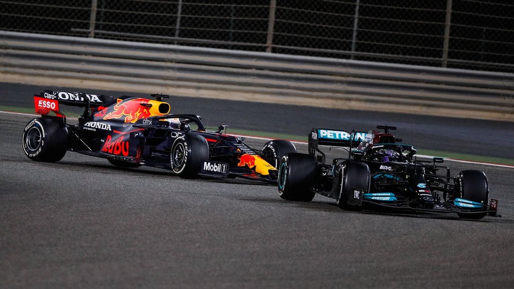 Red Bullin pohjalevy on peräpäästään huomattavasti korkeammalla kuin Mercedeksellä.