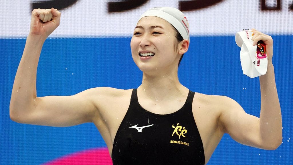 Rikako Ikee juhli 100 metrin perhosuinnin voittoa sunnuntaina Japanin mestaruuskisoissa. Hän saavutti samalla paikan Tokion olympialaisiin.