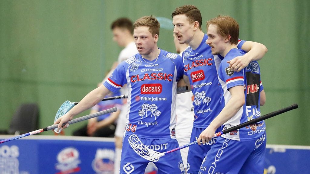 Classicin Ville Lastikka (vas.), Eemeli Salin ja Sami Johansson juhlivat Salinin 3–0-maalia ensimmäisessä salibandyfinaalissa.