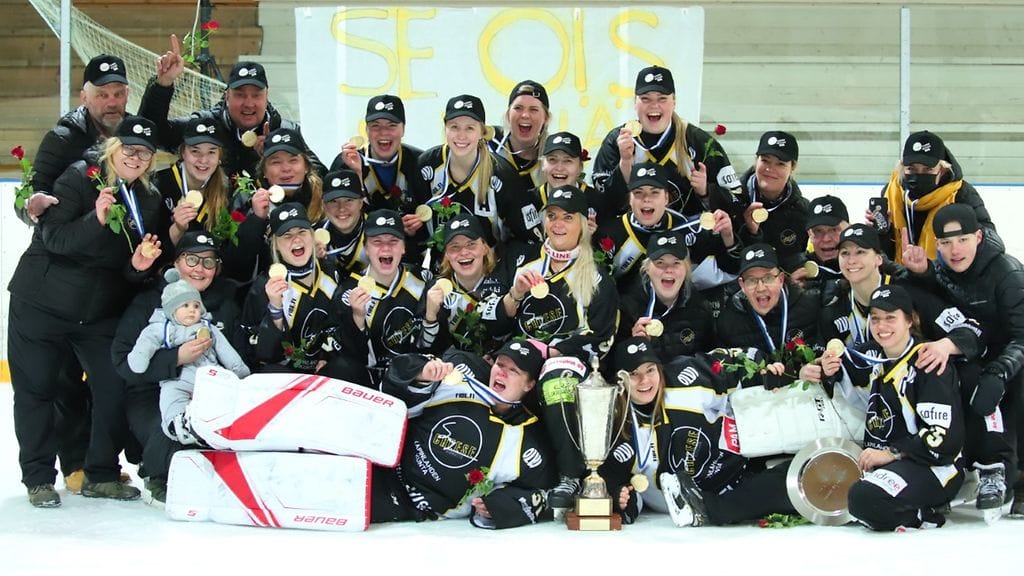 LL-89 juhlii ringeten Suomen mestaruutta.