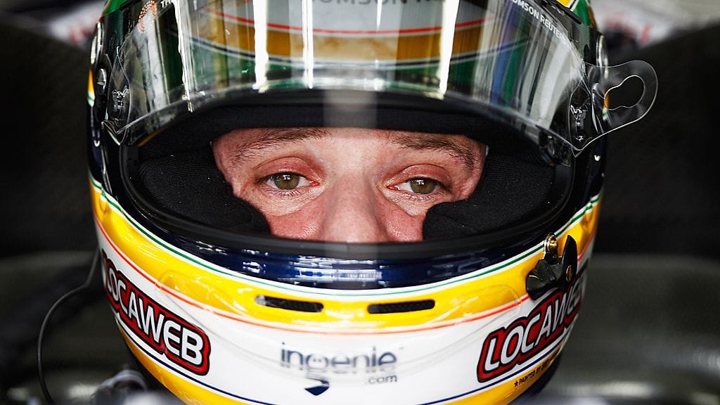 Rubens Barrichello aikoo vaihtaa kypäräkuvitusta.