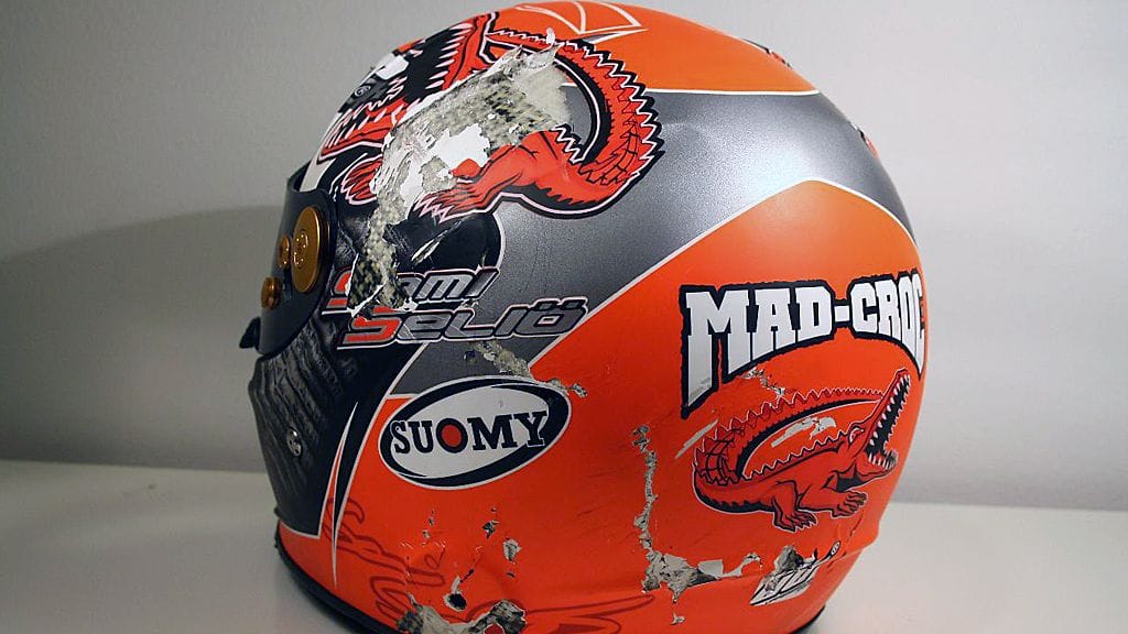 Sami Seliön kypärä onnettomuuden jälkeen