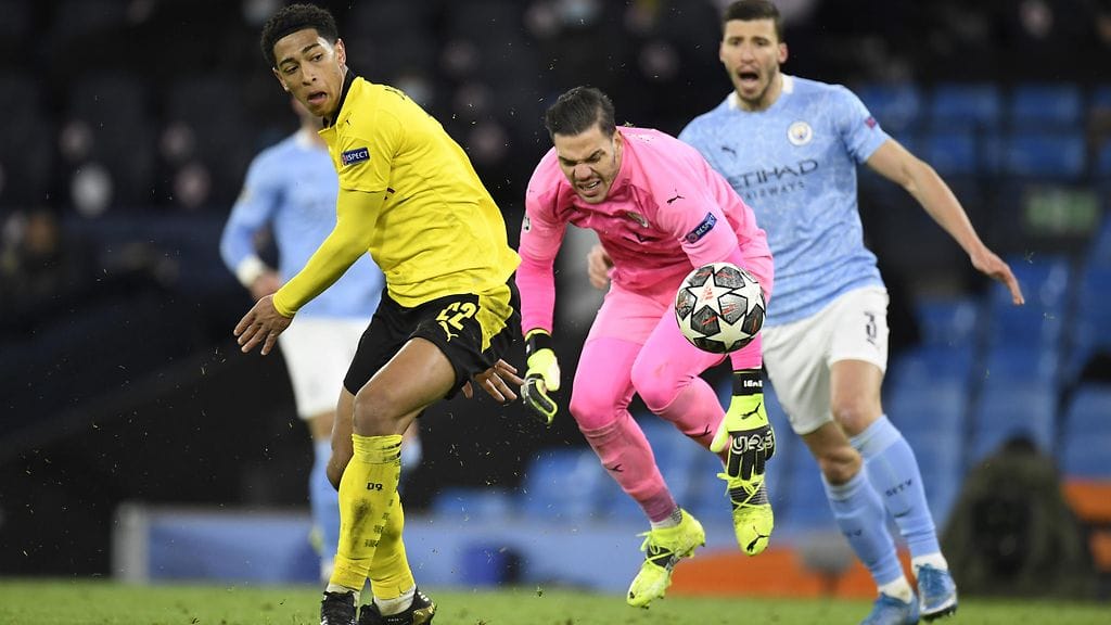 Borussia Dortmundin Jude Bellingham iski pallon Real Madridin maaliin, mutta osumaa ei hyväksytty.