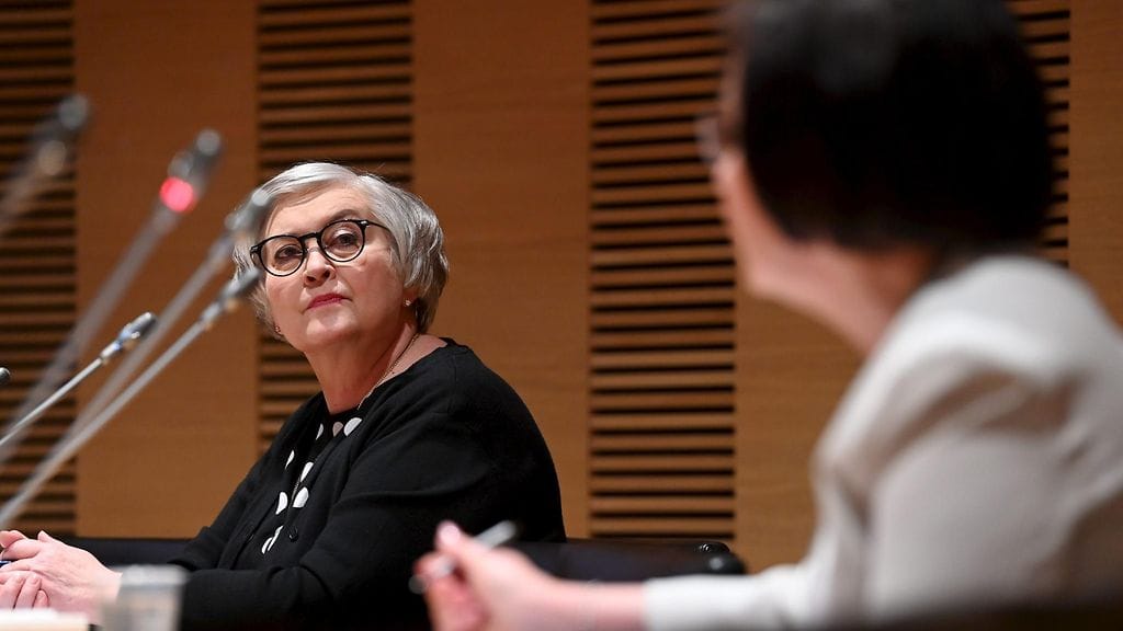 Puhemies Anu Vehviläinen ja eduskunnan pääsihteeri Maija-Leena Paavola (oik) eduskunnan kansliatoimikunnan tiedotustilaisuudessa Pikkuparlamentissa Suuren valiokunnan kokoushuoneessa Helsingissä torstaina 8. huhtikuuta 2021. Kansliatoimikunta on päättänyt pidättää Valtiontalouden tarkastusviraston pääjohtajan Tytti Yli-Viikarin virastaan keskusrikospoliisin rikostutkinnan ajaksi. LEHTIKUVA / HEIKKI SAUKKOMAA