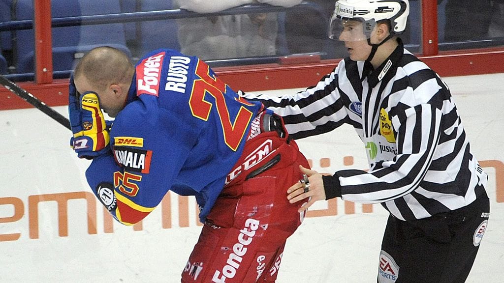 Jarkko Ruutu poistuu kaukalosta päätään pidellen.