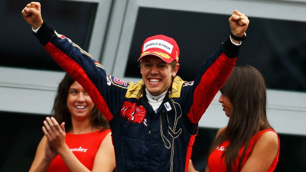 Sebastian Vettel tuulettaa voittoa Monzassa 2008.