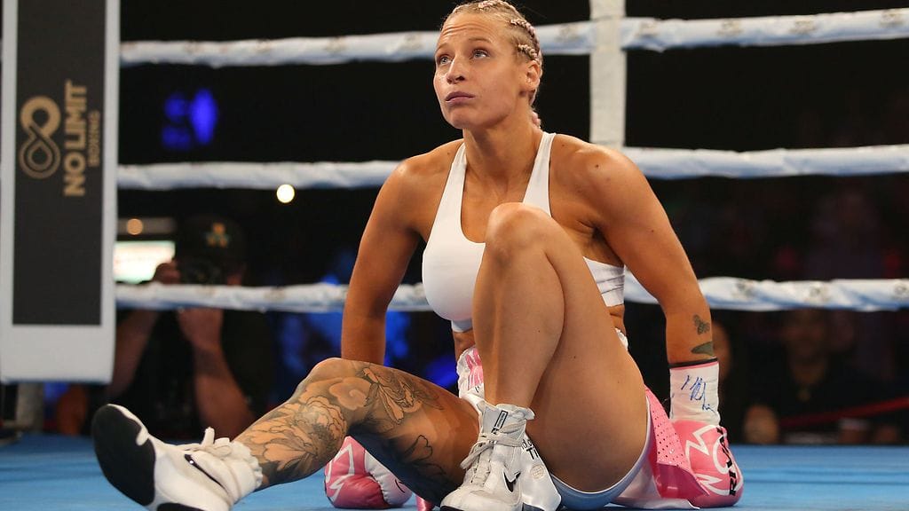 Ebanie Bridgesin pukeutuminen punnituksissa on herättänyt voimakasta keskustelua.