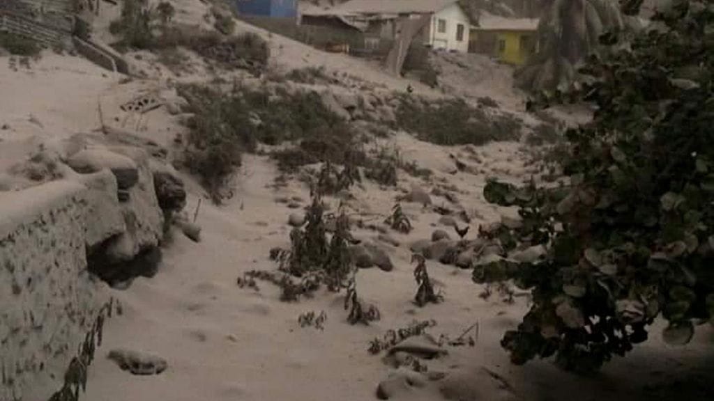 Kuvat Saint Vincentin saarelta näyttävät hyvin talvisilta, mutta kyseessä ei ole lumi, vaan raivoavan tulivuoren syöksemä tuhka.