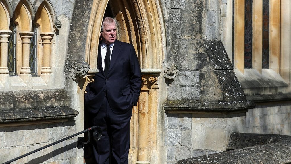 Andrew tunnetaan nyt etunimen lisäksi sukunimellä Mountbatten Windsor.