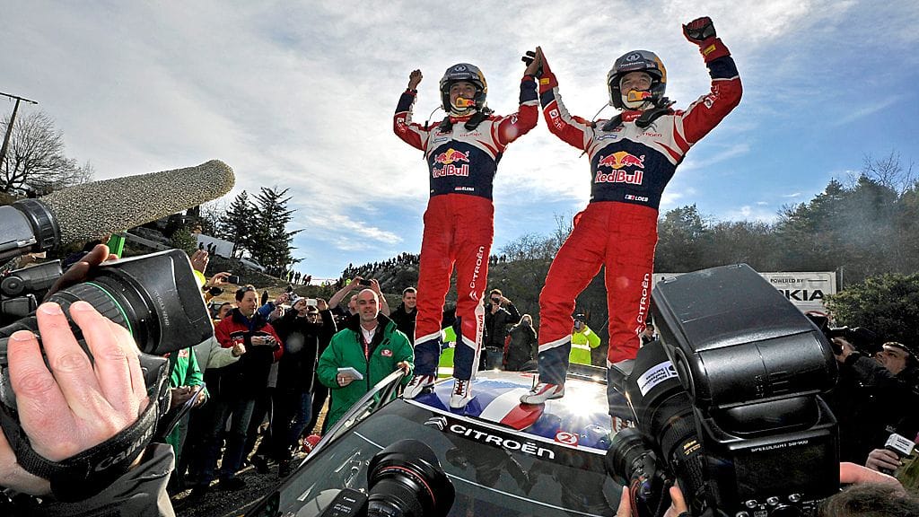 Sebastien Loeb juhlimassa kartturinsa Daniel Elenan kanssa.