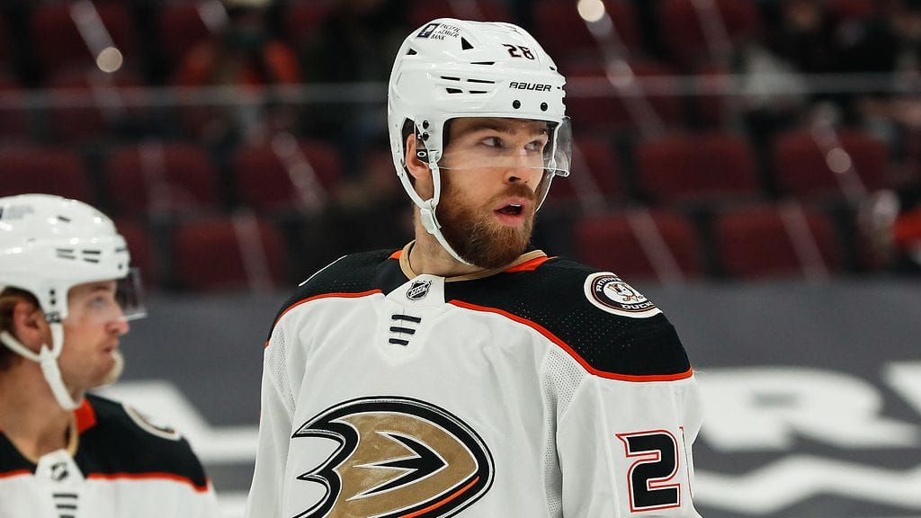 Anaheim Ducksin Jani Hakanpää siirtyy Carolina Hurricanesin paitaan.