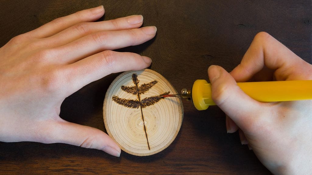 Brittiläinen Charlotte Andrews myy käsitöitään netissä. Nyt hän on somejulkkis – kiitos tekemänsä karhutaulun.
Kuvituskuva.