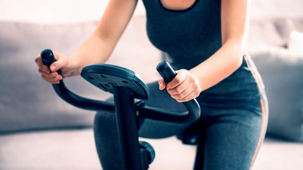 Kuntopyöräily kotona näytti pihalta katsottuna hillittömän härskiltä. Kuvituskuva.