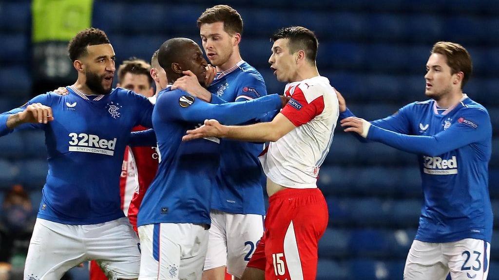 Ondrej Kudela solvasi Glen Kamaraa Eurooppa-liigan ottelussa maaliskuussa.