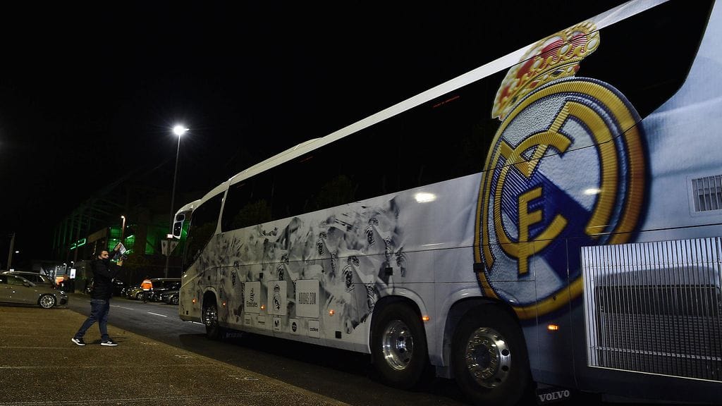 Real Madridin pelaajabussista rikkoutui ikkuna. Arkistokuva.