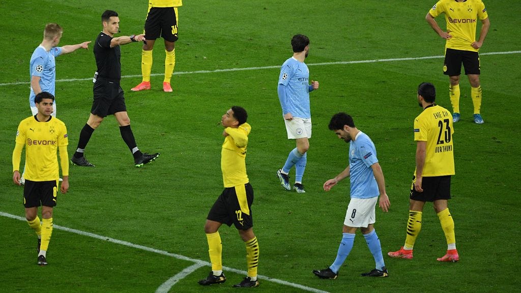 Manchester City sai rangaistuspotkun pallon kimmottua Borussia Dortmundin Emre Canin päästä hänen käteensä.