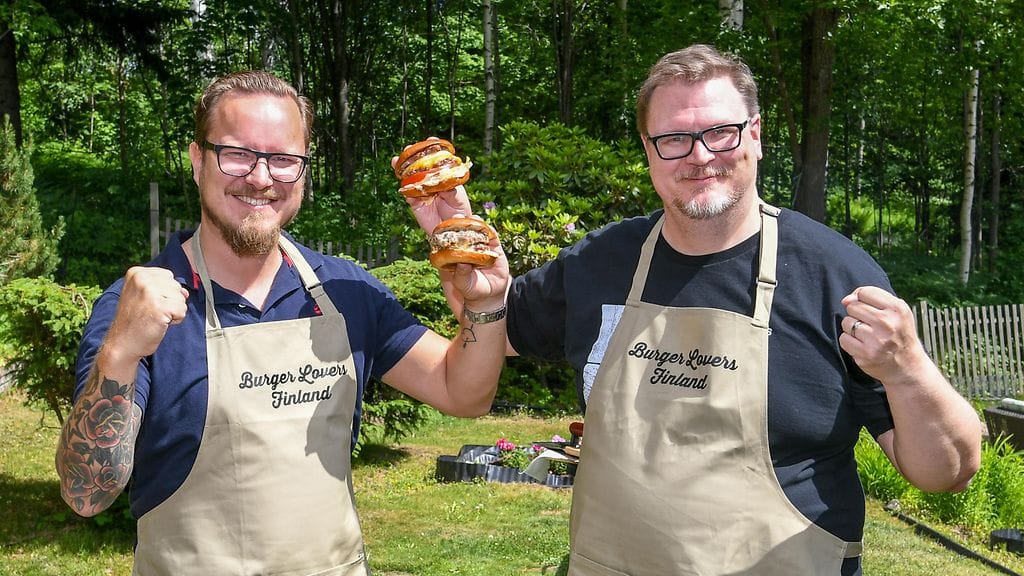 Burger Lovers Finland -yhteisön aktiivit Mikko Väisänen ja Antti Suikkari ovat järjestämässä Suomen suurinta burgeriterassia Helsingin Rautatientorille 11.-21.6.2021. Kuva: Timo Korhonen / Seiska