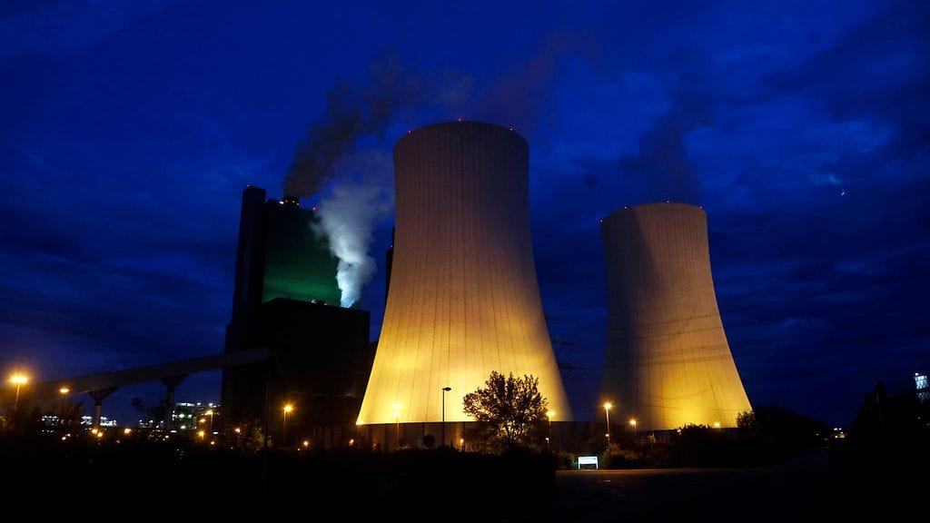 Britannia kieltää kaikki uudet hiilikaivokset/ kuvituskuva hiilivoimalalaitoksesta Saksasta