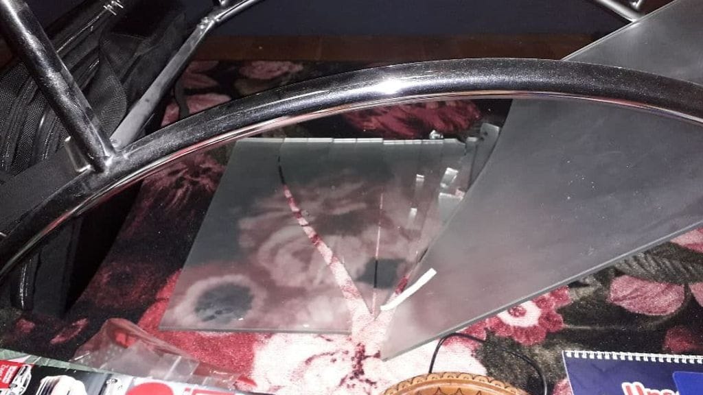 160421 sirpaleiksi yhtäkkiä hajonnut lasi Sormunen 1