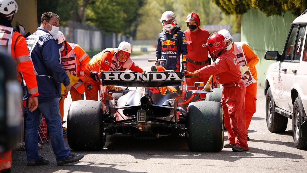 Max Verstappenin auto lähti vaihtoehtoista reittiä takaisin varikolle Imolassa.