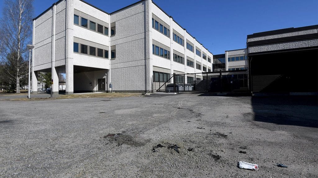 Palaneita vaateriekaleita, ensihoidon pakkauksen jäämiä ja vasemmalla kaupungintalo Kokkolassa.