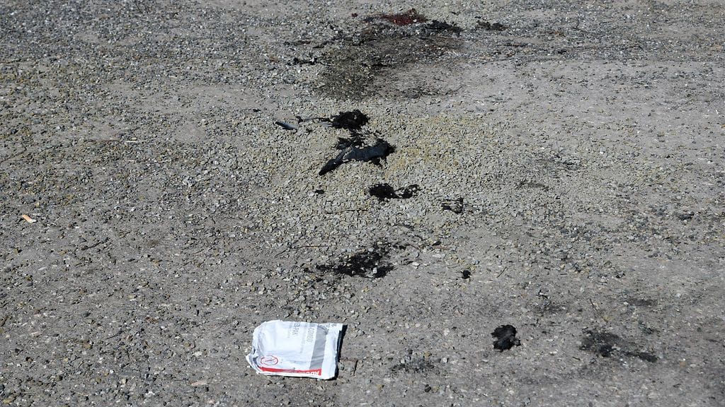 Palaneita vaateriekaleita ja ensihoidon pakkauksen jäämiä kaupungintalon läheisyydessä Kokkolassa 17. huhtikuuta 2021.