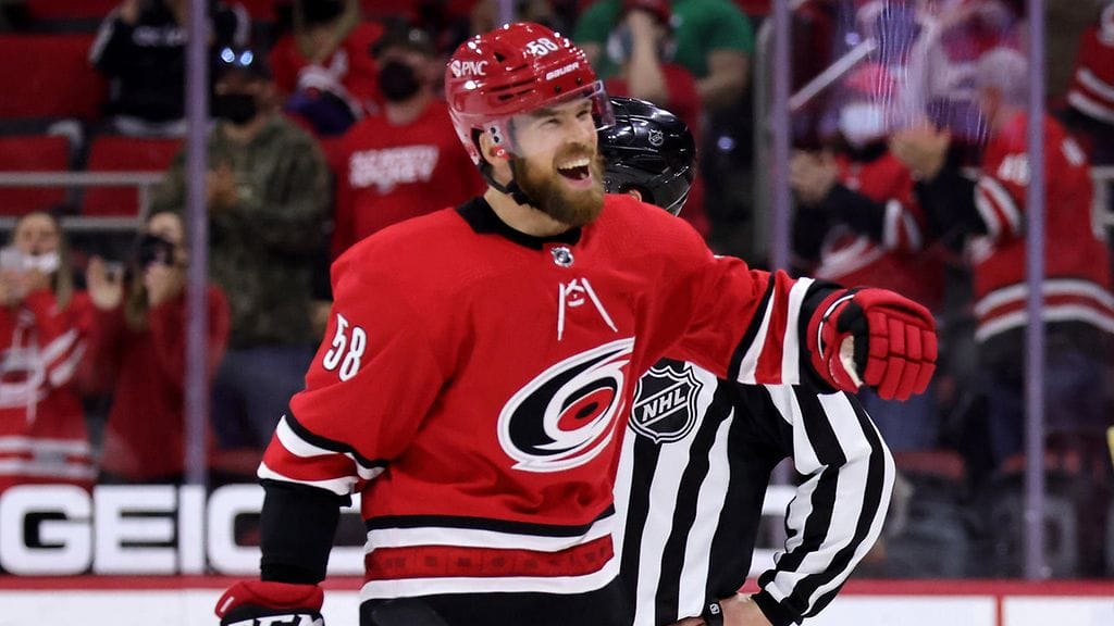 Jani Hakanpää tuuletti ensimmäistä maaliaan Carolina Hurricanesissa.