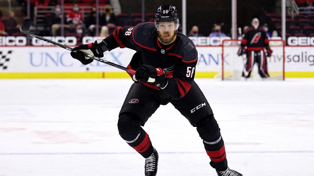 Jani Hakanpää on esittänyt ensimmäisissä otteluissaan Carolina Hurricanesissa vakuuttavia otteita.