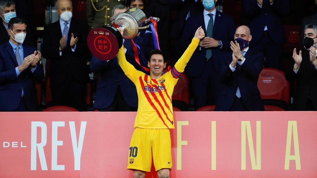 Lionel Messi nosteli riemuikkaana Espanjan cupin voittopystiä.