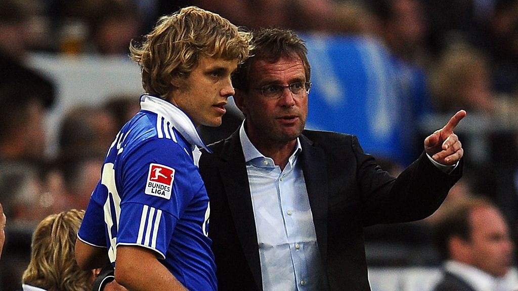 Schalke-valmentaja Ralf Rangnick päästämässä Teemu Pukkia irti.