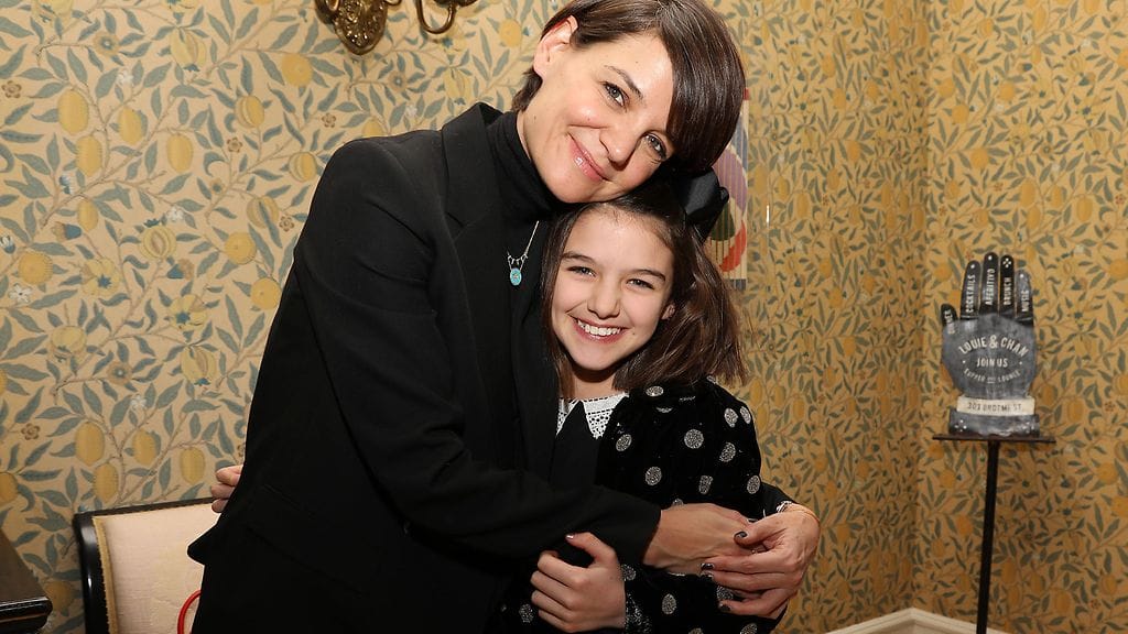 Katie Holmes esitteli muusikkomiesystävänsä tyttärelleen Surille.