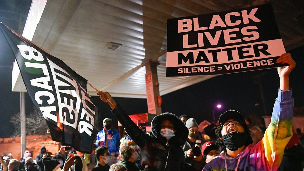 Yhdysvalloissa oli laajoja mielenosoituksia vuonna 2020, kun George Floyd sai surmansa valkoisen poliisin käsissä.