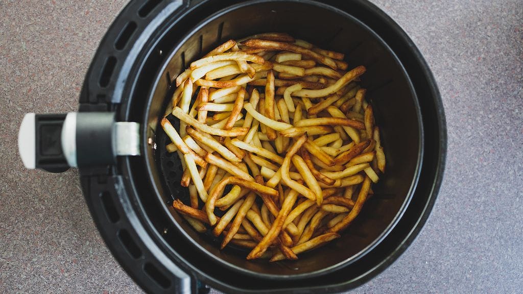 Rapeiden ja kullanruskeiden ranskanperunoiden valmistaminen onnistuu airfryer-keittimessä ilman liiallista rasvaa
