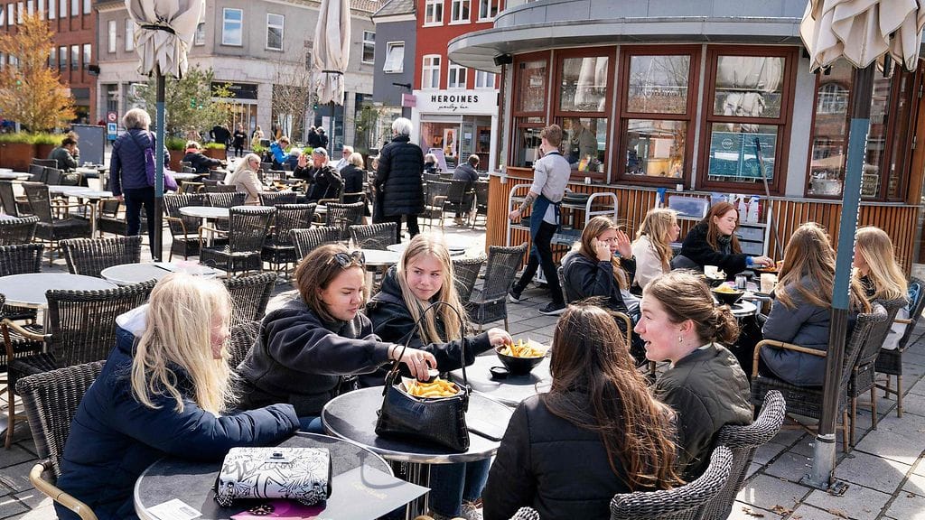 Ravintoloiden avautuminen sai suuren määrän ihmisiä liikkeelle tänään Tanskassa. Terasseilla asiakkailta ei vaadita koronapassia.
