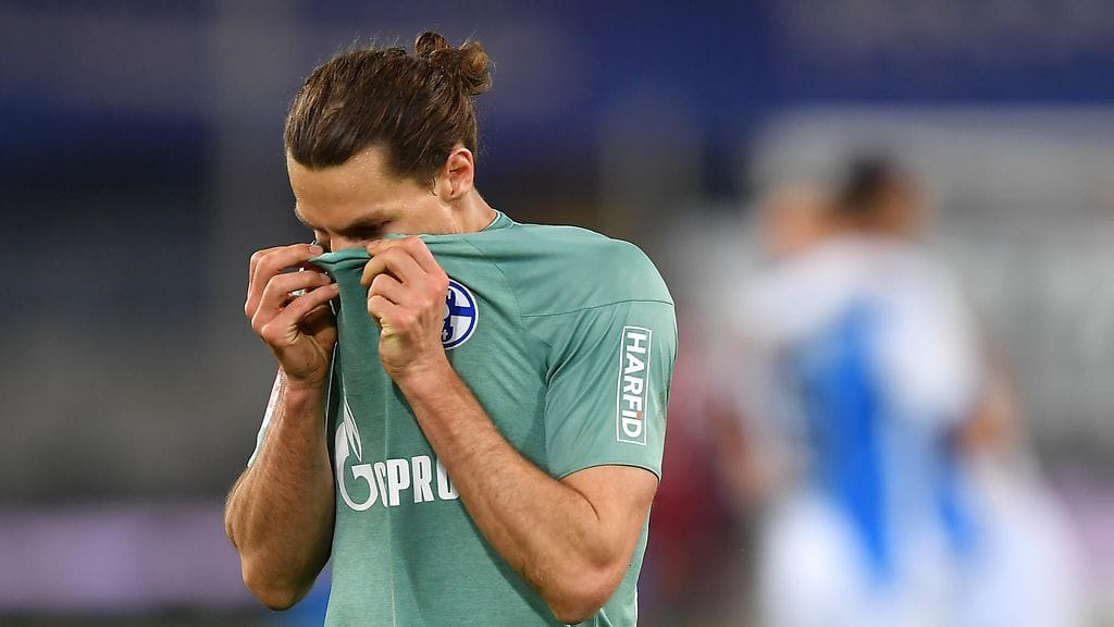 Schalken ranskalaispuolustaja Benjamin Stambouli hautasi päänsä paidan sisään putoamisen varmistuttua.