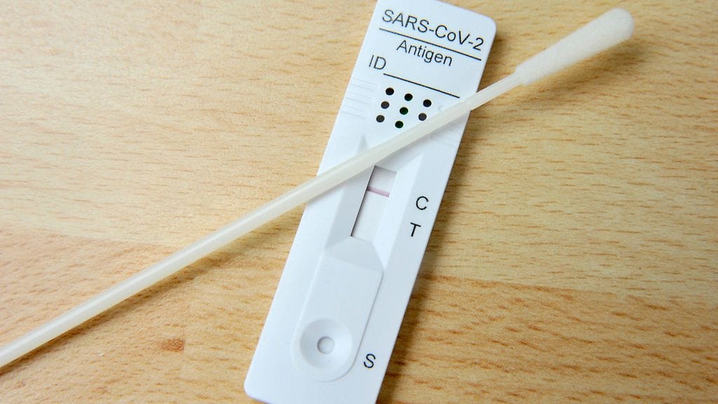 Koronavirustauksissa selkeä lasku on jatkunut kolme viikkoa, kertoo THL.