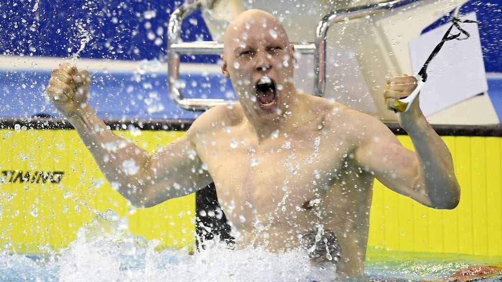 Matti Mattsson tuuletti Suomen ennätysuintinsa jälkeen Helsingissä.