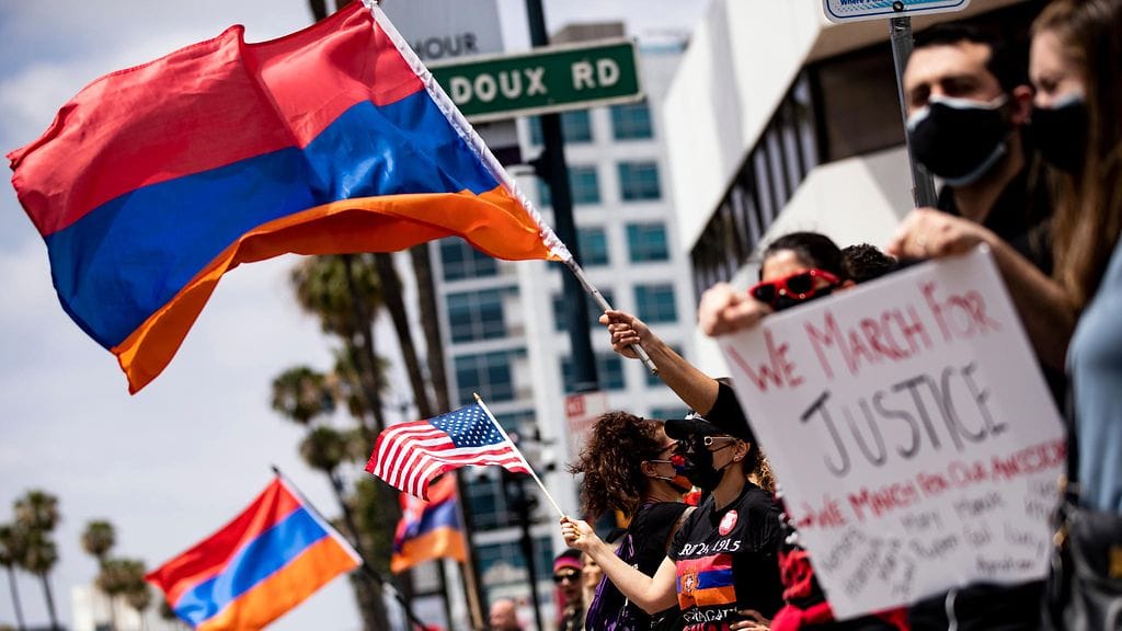 Mielenosoittajat kerääntyivät  armenialaisten kansanmurhan muistopäivänä Turkin lähetystön lähettyville Los Angelesissa Yhdysvalloissa 24.4.2021.