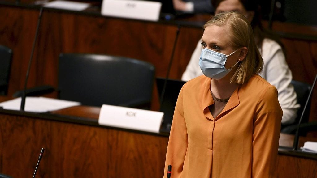 Kuvasssa kokoomuksen kansanedustaja Elina Valtonen.