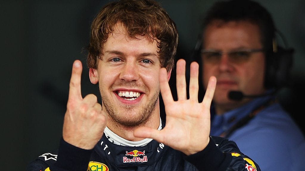 Sebastian Vettel näyttää sormimerkein, että 15 paalua tuli täyteen
