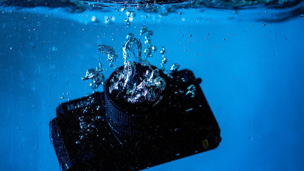 Floridalainen Dustin Molina löysi joesta Olympus-merkkisen kameran, kertoo UPI. Kuvituskuva.